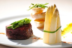
                Menu with sirloin and grilled vegetables